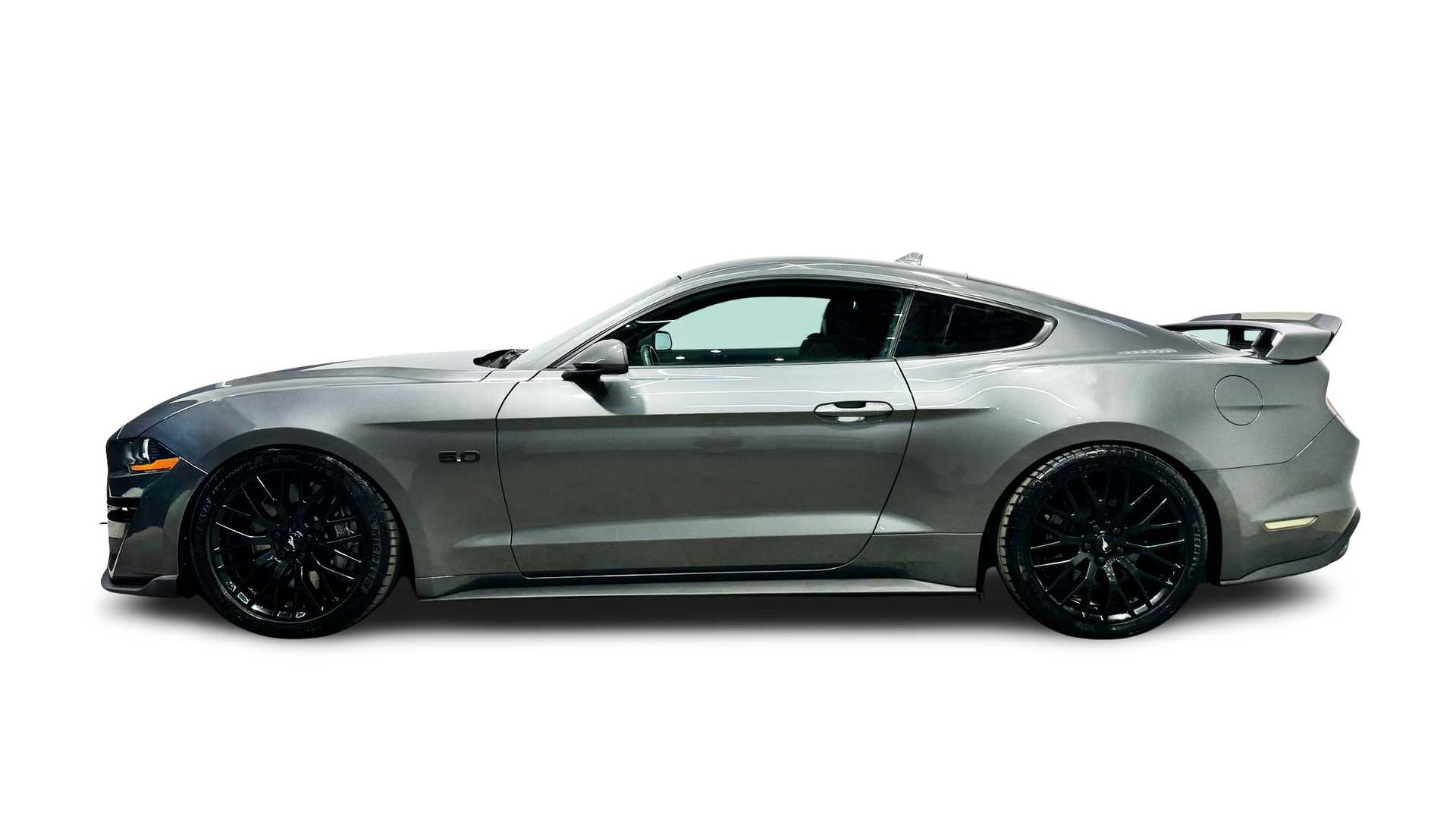 Ford Mustang De Plata Se Coloca En El Estacionamiento De La Ciudad Imagen  editorial - Imagen de ciudad, mustango: 65936660, image size:1920x1080